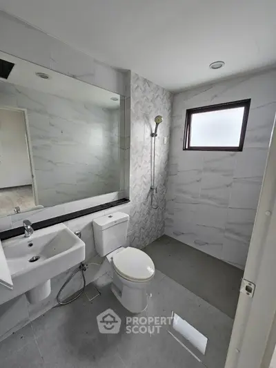 Modern bathroom with sleek fixtures and elegant tile design
