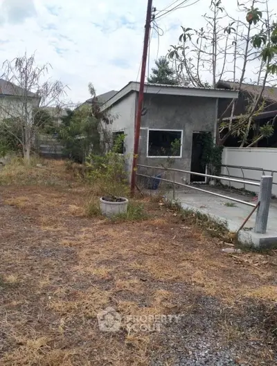 Charming fixer-upper house with spacious yard, perfect for renovation and landscaping enthusiasts.