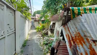 Explore potential in this urban alleyway with rustic charm and lush greenery, ideal for redevelopment opportunities.
