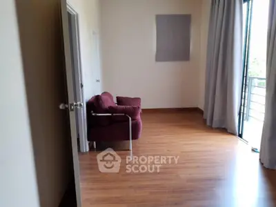 Spacious room with wooden flooring and balcony access