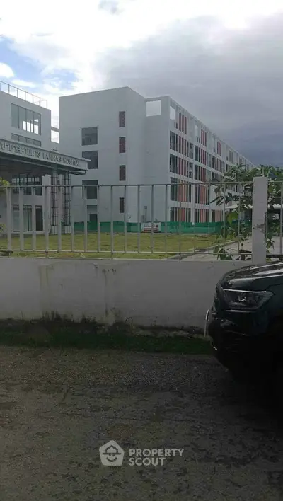 Modern hospital building exterior with clean lines and spacious surroundings.