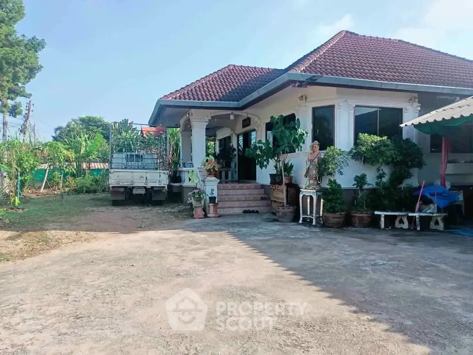 Charming single-story house with lush garden and spacious driveway