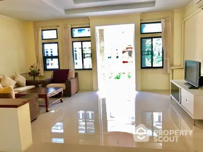 Fully Furnished 4 Bedrooms Townhouse -2