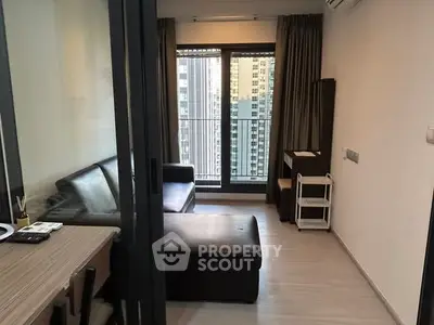 Modern living room with city view, featuring sleek furniture and floor-to-ceiling windows.