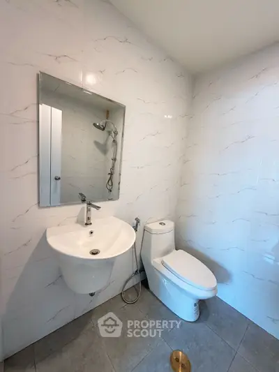 Modern bathroom with sleek fixtures and elegant tile design