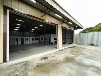Spacious industrial warehouse with open layout and high ceilings, ideal for storage or business operations.