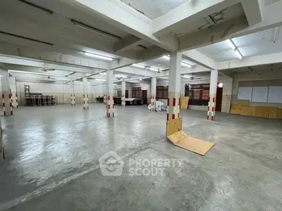 Spacious industrial warehouse with open floor plan and high ceilings, ideal for storage or manufacturing.