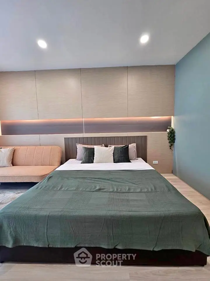 Modern bedroom with stylish decor and cozy ambiance, featuring a comfortable bed and elegant lighting.