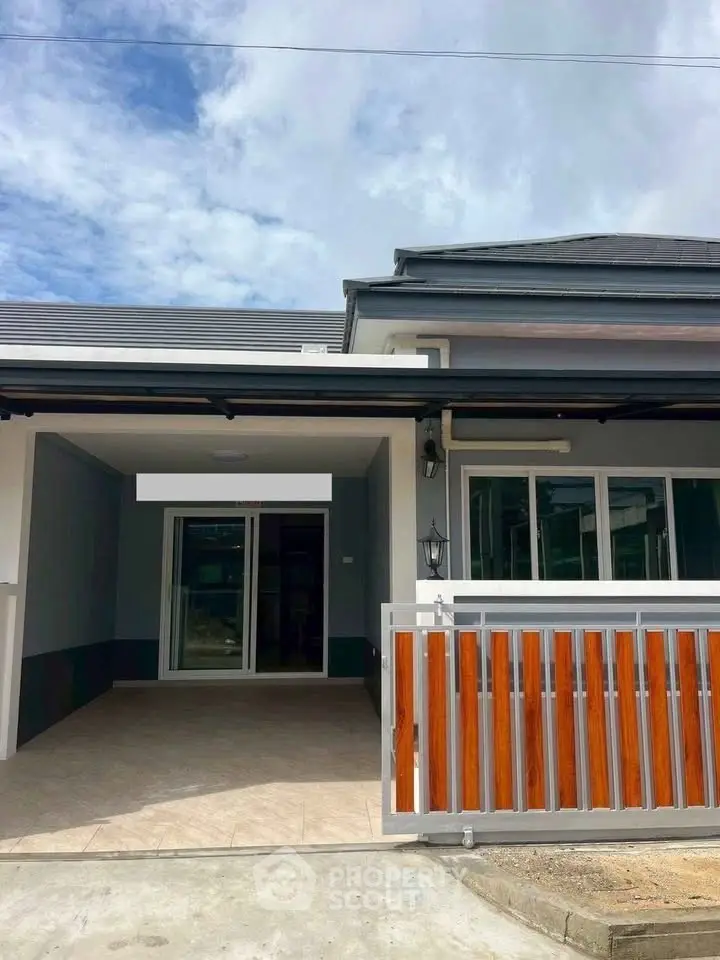 Modern single-story house with a sleek design and spacious driveway, perfect for family living.