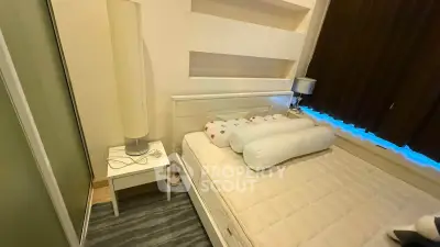Cozy bedroom with modern design, featuring a comfortable bed and stylish decor, perfect for relaxation.