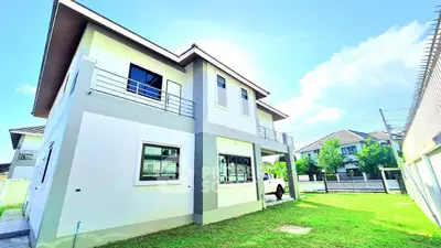 Modern two-story house with spacious lawn and contemporary design