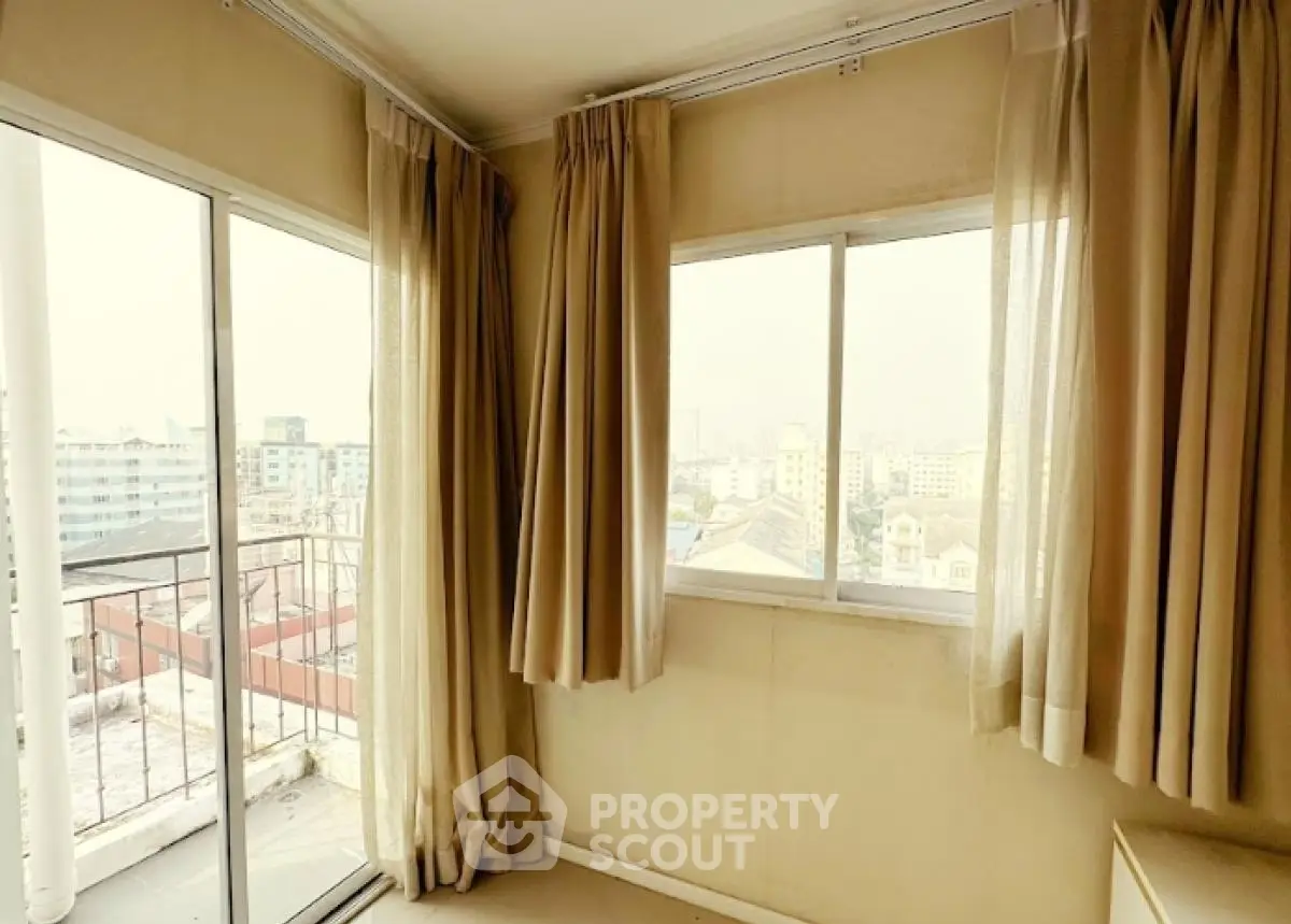 Bright corner unit with large windows and city view, perfect for natural light lovers.