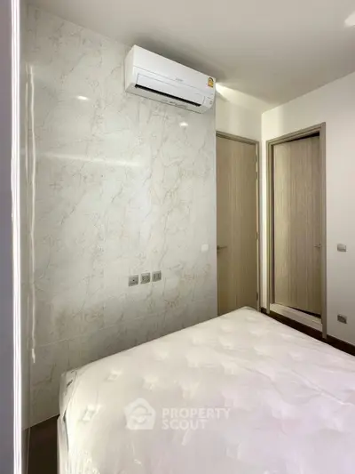 Modern bedroom with air conditioning and elegant marble accent wall