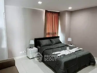 Modern bedroom with stylish decor and cozy ambiance, featuring a comfortable bed and elegant lighting.