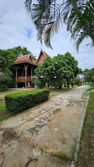 Charming traditional wooden house with lush garden and spacious driveway