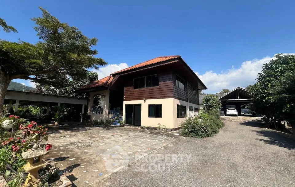 Charming countryside house with spacious driveway and lush garden