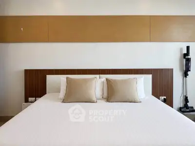 Modern bedroom with stylish decor and comfortable bedding, perfect for relaxation.