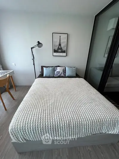 Modern bedroom with stylish decor and cozy ambiance, featuring a comfortable bed and elegant lighting.