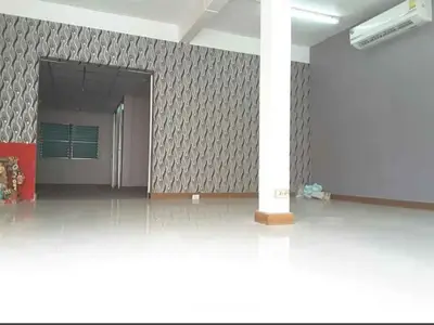 Spacious unfurnished room with modern wallpaper and air conditioning, ideal for customization.