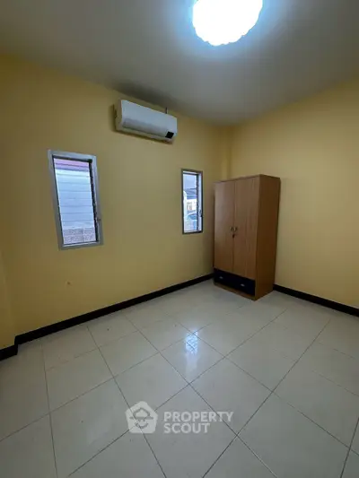 Spacious empty room with air conditioning and wardrobe, ideal for customization.