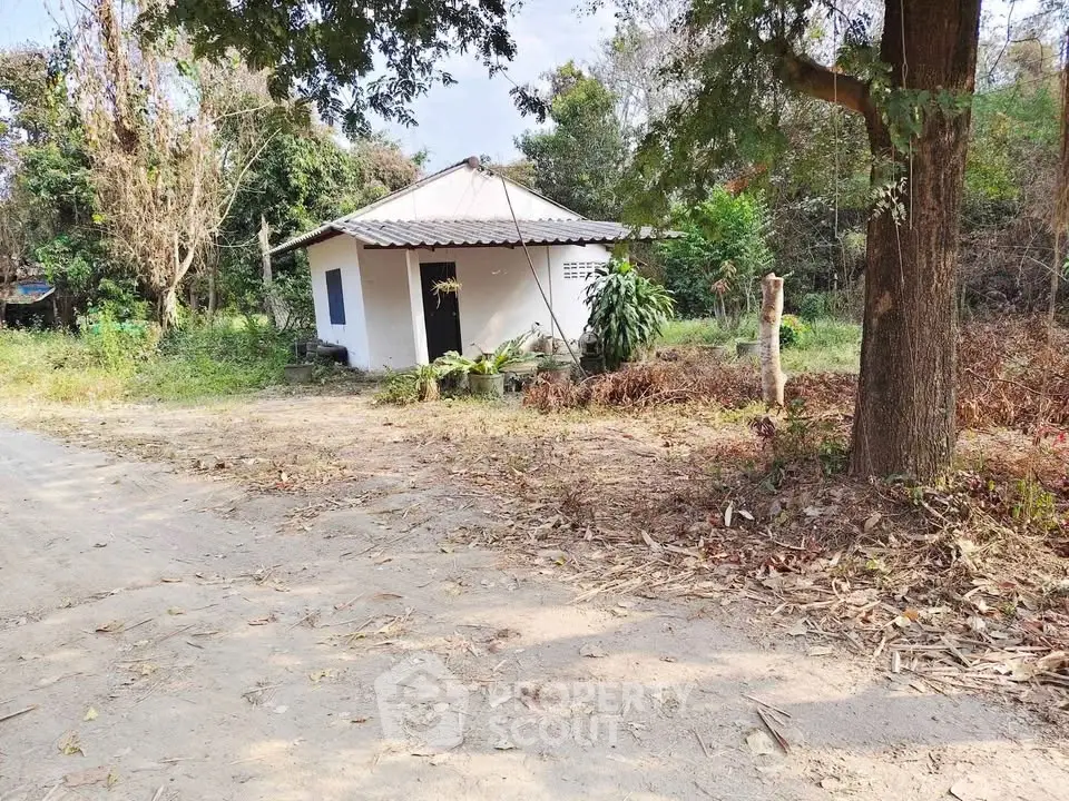 Charming rural cottage surrounded by lush greenery, perfect for nature lovers seeking tranquility.