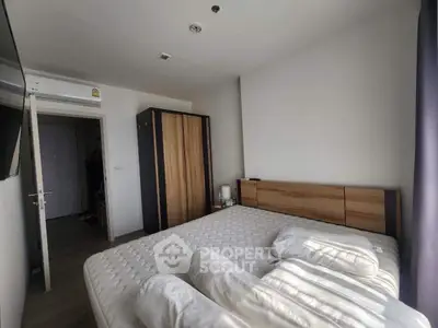 Spacious bedroom with modern furnishings and ample natural light, perfect for relaxation and comfort.