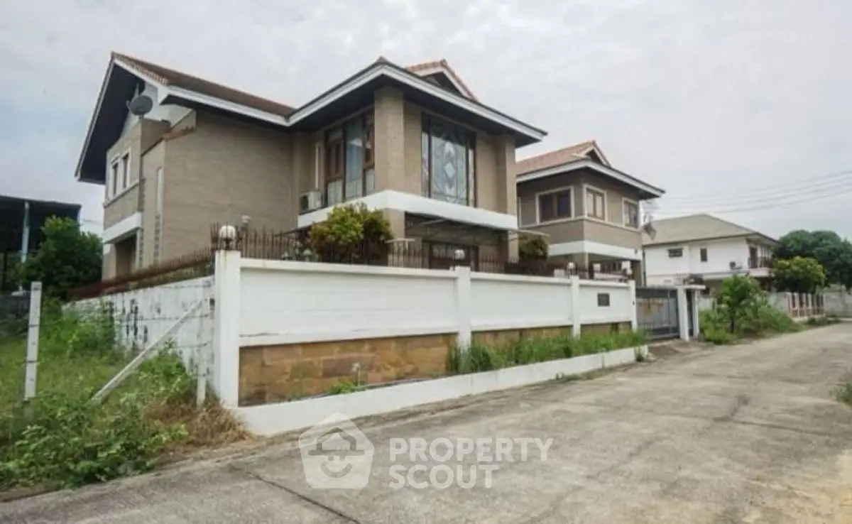 Spacious suburban house with modern design and lush greenery, perfect for family living.