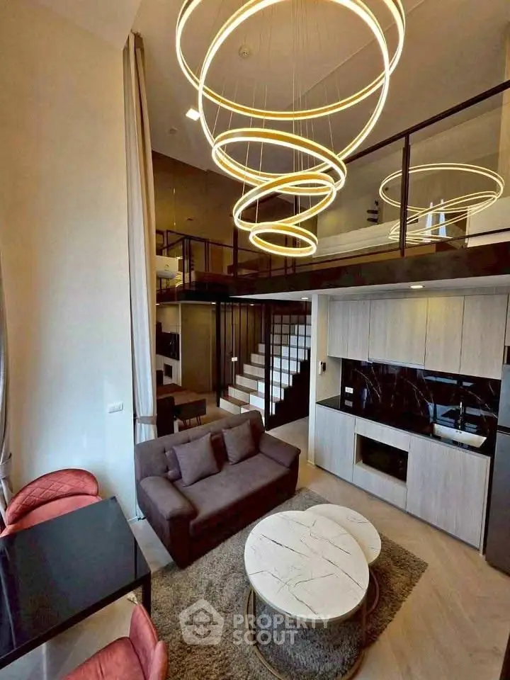 Luxurious modern living room with high ceilings and stylish lighting in a duplex apartment.