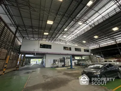 Spacious industrial warehouse with high ceilings and ample parking space