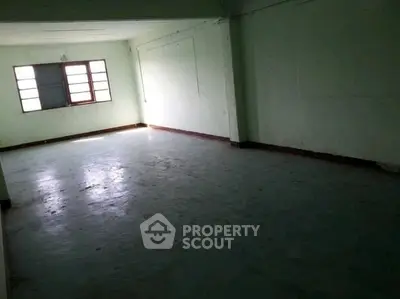 Spacious empty room with large windows and natural light, ideal for customization.