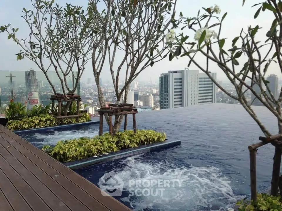 Luxurious rooftop infinity pool with stunning city skyline view, perfect for urban living enthusiasts.