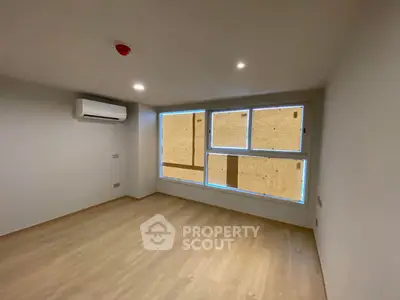 Spacious unfurnished room with large windows and air conditioning