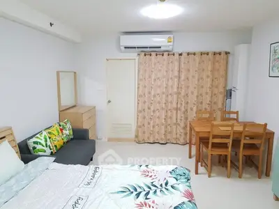 Bright studio apartment with modern furnishings and air conditioning, ideal for comfortable urban living.