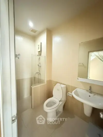 Modern bathroom with shower and sleek fixtures in a contemporary apartment.