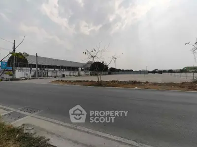 Expansive industrial lot with ample space for development, ideal for commercial projects.