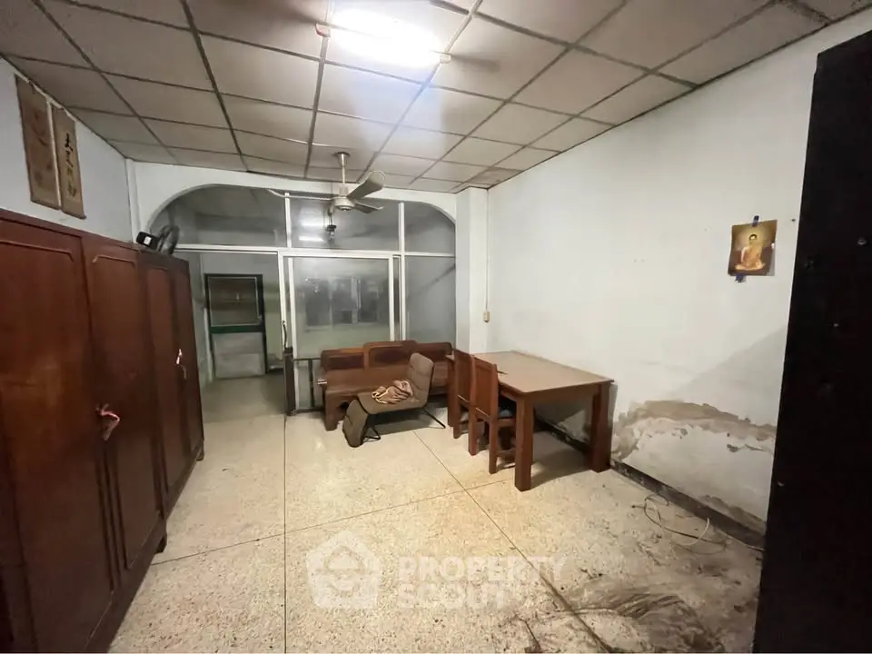 Spacious room with vintage furniture and unique ceiling design, ideal for creative renovation.