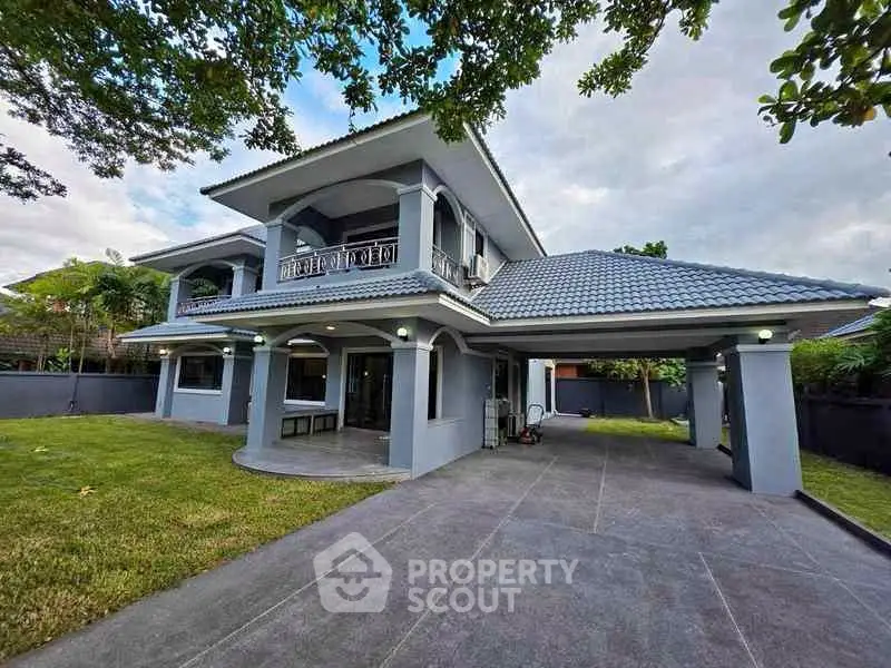 Stunning two-story house with spacious driveway and lush garden, perfect for family living.