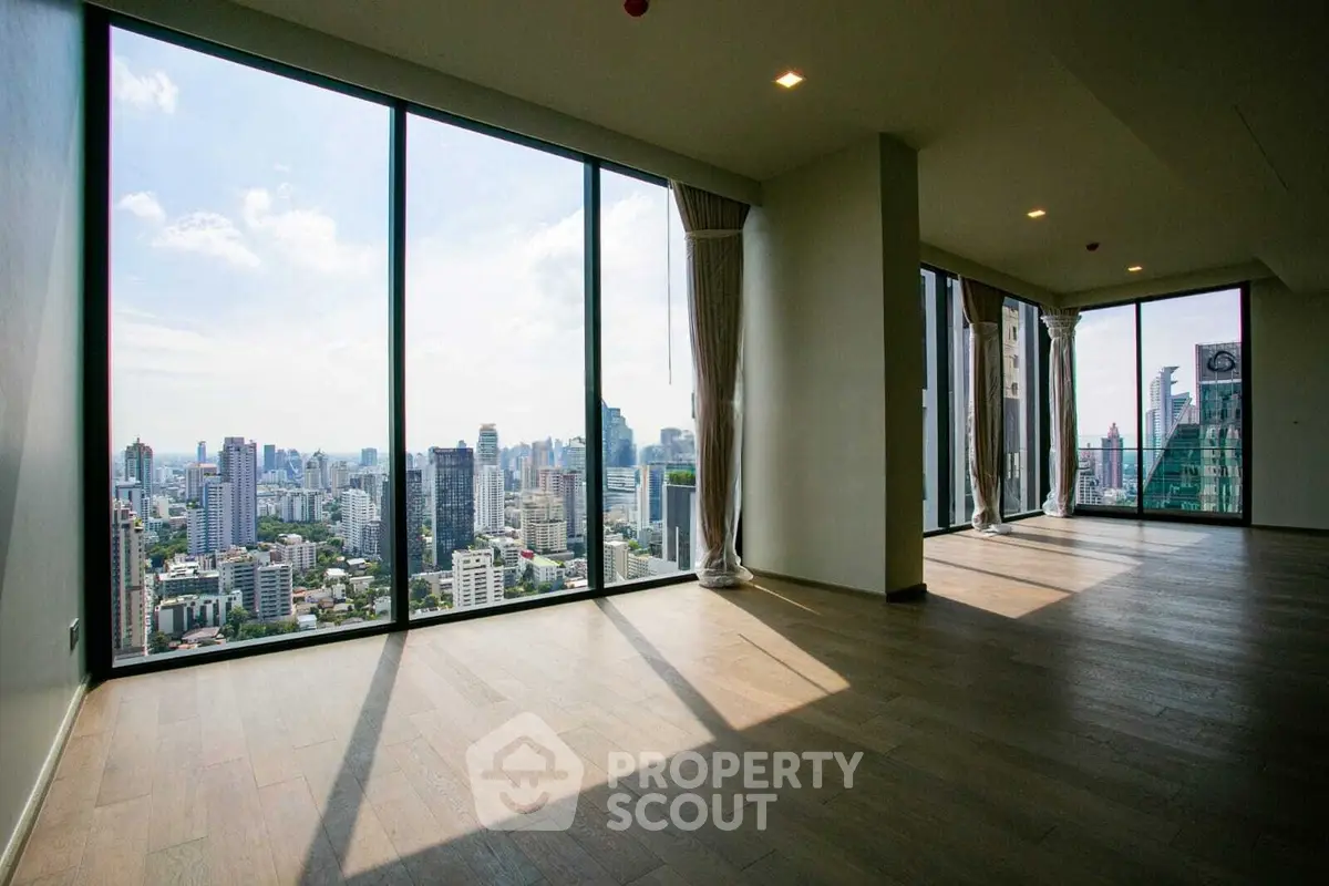 Spacious corner unit with panoramic city views and floor-to-ceiling windows.