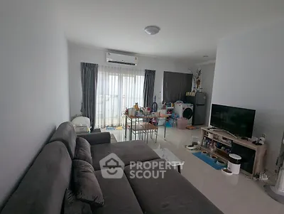 Spacious living room with modern furniture and natural light, ideal for family gatherings.