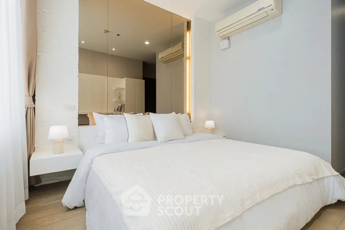 Luxurious modern bedroom with plush bedding and elegant decor, perfect for relaxation and comfort.
