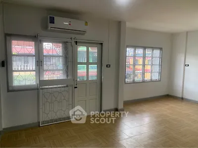 Spacious unfurnished room with large windows and air conditioning