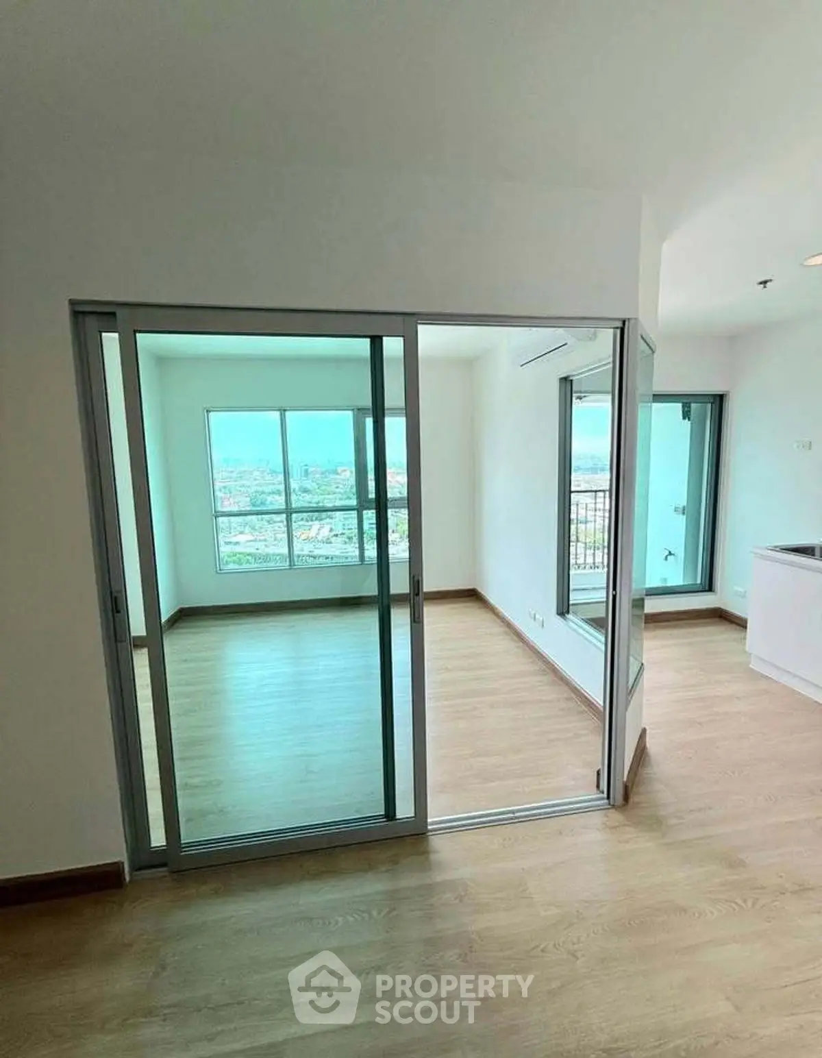 Spacious corner unit with stunning city view and large windows