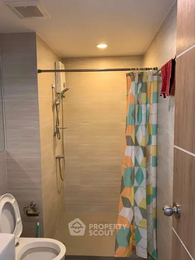 Modern bathroom with shower curtain and tiled walls