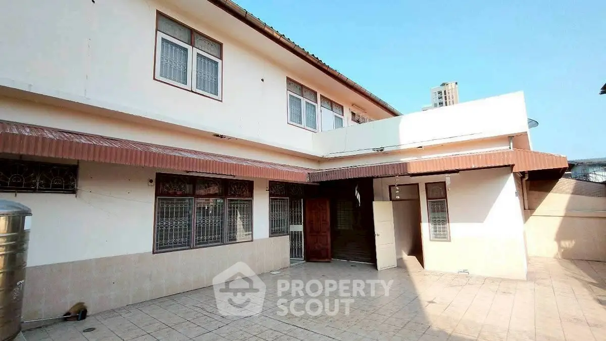 Spacious two-story house with tiled courtyard and ample natural light.