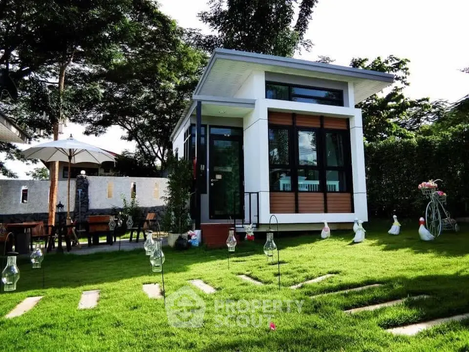 Charming modern tiny house with lush green garden and stylish outdoor decor