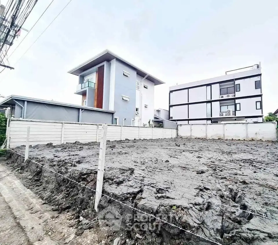 Prime land plot with modern homes nearby, ideal for new construction in a thriving neighborhood.