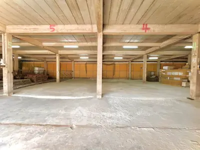Spacious industrial warehouse with ample storage space and high ceilings