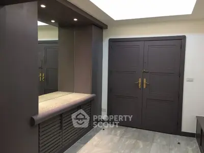  3 Bedrooms Condo at Sukhumvit 24 Home-2