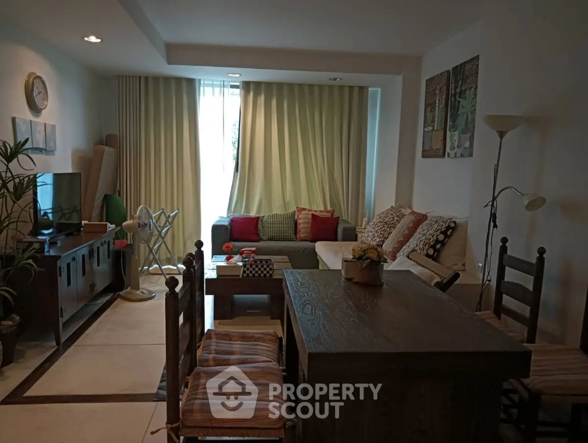Cozy living room with stylish decor and natural light, perfect for relaxation and entertainment.