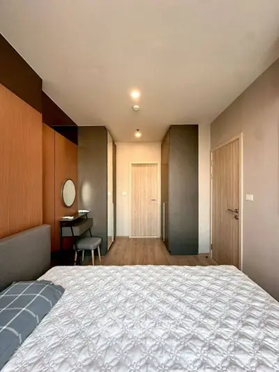 Modern bedroom with stylish decor and cozy ambiance, featuring a comfortable bed and elegant furnishings.